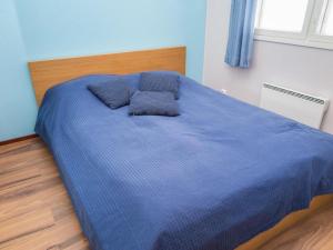 塔库沃里Holiday Home Tahkonkallio 34 b by Interhome的一张蓝色的床,上面有两个枕头
