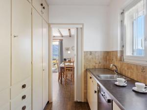 戈尔多拉Holiday Home Casa Fontanella by Interhome的一个带水槽的厨房和一间餐厅