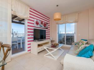 罗塔Apartment Punta Candor - Seaview by Interhome的客厅设有红色和白色条纹墙