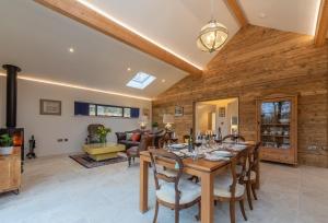 HoxneDownbridge Lodge的用餐室以及带桌椅的起居室。