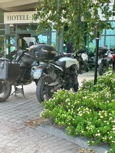 于默奥博肯酒店的停在酒店门前的摩托车