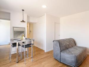 阿卡雄Apartment Claire-4 by Interhome的客厅配有桌子和椅子