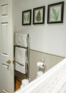 塔博雷The Swan at Tarporley的浴室设有镜子和一些毛巾