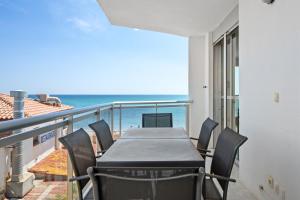 迈阿密普拉特亚Hauzify I Apartament Blue Riviera的阳台配有桌椅