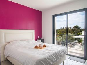 圣艾格夫Holiday Home L'Oustaloun by Interhome的卧室配有白色床和紫色墙壁