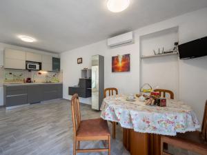 PontesturaHoliday Home Raggio di Sole by Interhome的厨房以及带桌椅的用餐室。