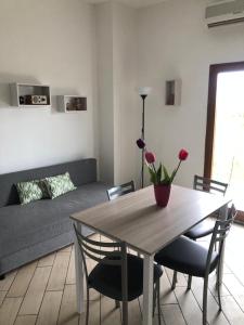 卡斯塔涅托卡尔杜奇Mini appartamento in campagna的客厅配有桌子和沙发