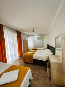 阿拉尼亚Alanya Queen Apart Otel的酒店客房,设有两张床和镜子