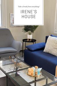 卡利诺岛Irene's house的客厅配有蓝色的沙发和玻璃桌
