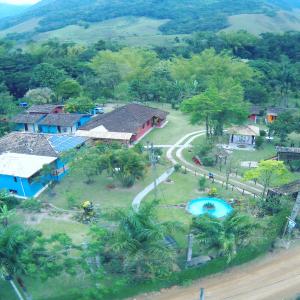 萨纳Pousada Sítio Val Paraíso的享有带游泳池的度假村的空中景致