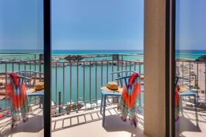 夏卡RoccaRegina Hotel的度假酒店的阳台享有海景。
