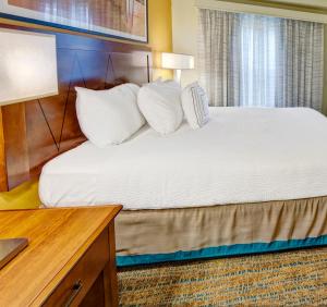 南海文孟菲斯南海文万豪原住客栈的配有白色枕头的床的酒店客房