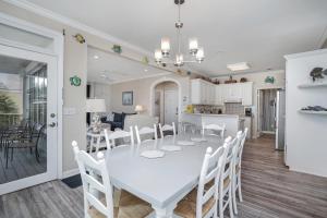 默特尔比奇Neagle House的用餐室以及带白色桌椅的厨房