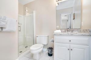 默特尔比奇Neagle House的白色的浴室设有卫生间和淋浴。