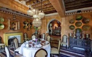 托泽尔DAR ELHADIR的一间带桌子和壁炉的用餐室