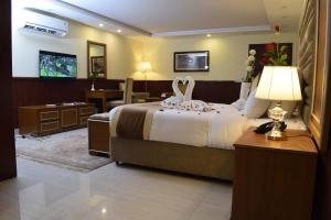 拉合尔Al Nafoura Hotel的酒店客房,配有一张带天鹅的床