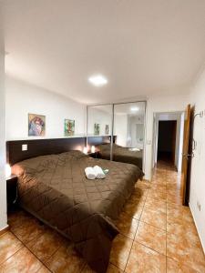 波萨达斯Regia Apartamentos Posadas的一间卧室配有一张床和一面大镜子