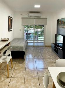 波萨达斯Regia Apartamentos Posadas的大房间设有一张床、一张桌子和椅子
