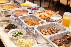 北上市JR-East Hotel Mets Kitakami的餐桌上的自助餐,包括不同种类的食物