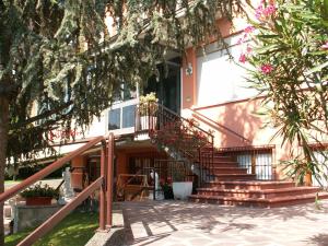 塔皮安诺埃斯佩里亚酒店的房屋设有通往前门的楼梯
