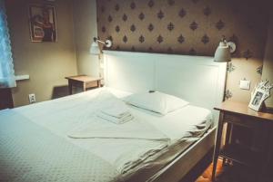 卢布林cdn Pokoje的卧室内的一张大白色床,配有床头板