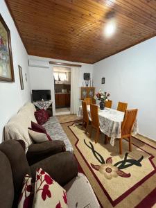 科帕罗KAFUL APARTMENTS的客厅配有沙发和桌子