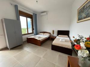 科帕罗KAFUL APARTMENTS的一间卧室设有两张床和窗户。