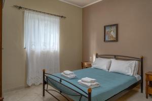 Áyios DhimítriosArba private House的一间卧室配有带毛巾的床