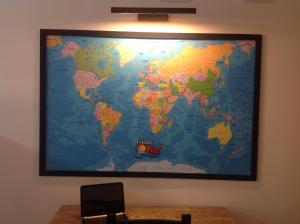 阿利坎特Olé Backpackers Hostel的挂在墙上的世界地图