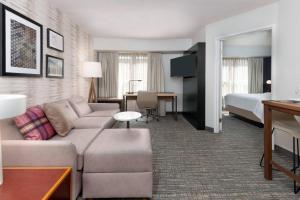 莫比尔莫拜尔原住客栈的酒店客房带沙发以及一间卧室