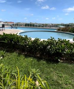 福塔莱萨Fortaleza Sul Flats Service的公园中央的大型游泳池