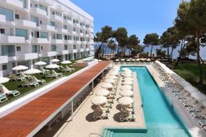 圣埃乌拉利亚Iberostar Selection Santa Eulalia Adults-Only Ibiza的酒店设有带椅子和遮阳伞的游泳池