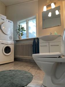 法尔肯贝里Charmigt boende med perfekt läge i Gamla Stan的一间带卫生间和洗衣机的浴室