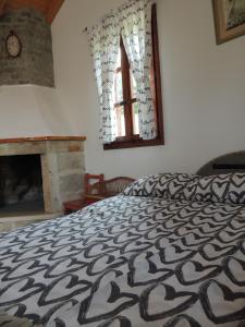 拉茨斯切House Zrno的卧室配有床、壁炉和窗户。