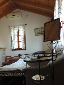 拉茨斯切House Zrno的一间设有一张床和一张桌子上的电视的房间