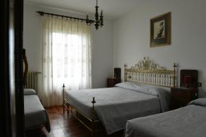 阿尔梅诺Hotel Madonna di Luciago的一间卧室设有两张床和窗户。