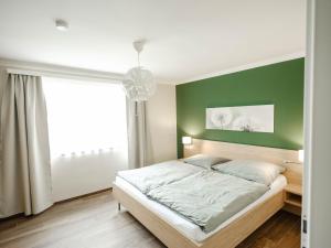 HerrnbaumgartenFerienhaus Sporr的一间卧室设有绿色墙壁和一张床