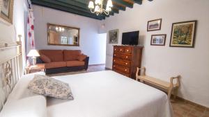 阿尔玛格鲁LA ALDABA, antigua casa de labor的卧室配有白色的床和沙发