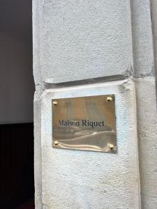 卡斯泰尔诺达里Maison Riquet的白色建筑的侧面标志