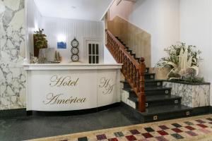 费罗尔Hotel América Ferrol的大厅,大楼内有一个螺旋楼梯