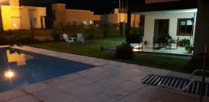 Campo QuijanoLA ESQUINA DE LA FLOR的后院,晚上设有游泳池