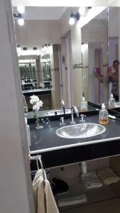 Campo QuijanoLA ESQUINA DE LA FLOR的一间带水槽和大镜子的浴室