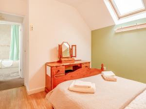 BoosbeckThe Granary - Uk43951的一间卧室配有一张床和镜子