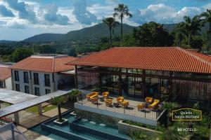 皮雷诺波利斯Resort Quinta Santa Bárbara OFICIAL的享有带游泳池的房屋的空中景致