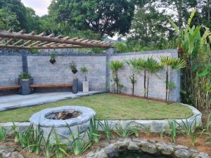 萨纳Pousada Maritacas do Sana的一个带火坑和围栏的花园