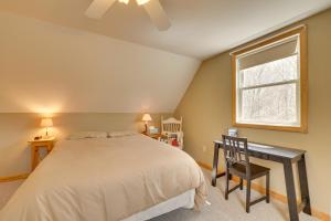 JaySpacious Jay Peak Vacation Rental with Mountain View的一间卧室配有一张床、一张书桌和一个窗户。