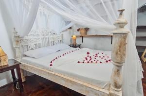 瓦塔穆Mvuvi Lodge的卧室配有一张红色的白色床