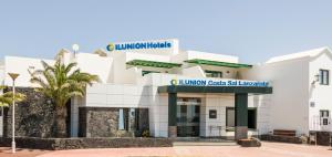 卡门港ILUNION Costa Sal Lanzarote的享有豪华海岸盐业合作伙伴大楼大堂的景致