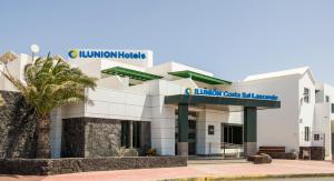 卡门港ILUNION Costa Sal Lanzarote的医院大楼前方的景色