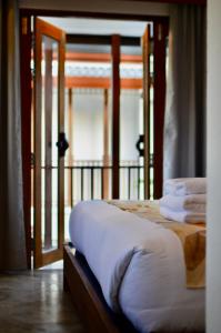 攀牙Phang Nga Origin Hotel的一间卧室配有床和带毛巾的门